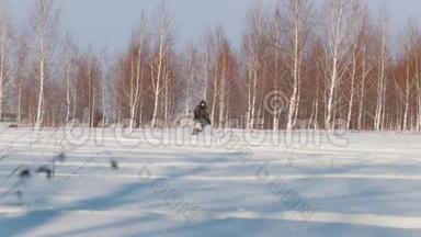 穿着<strong>冬季服装</strong>的人在迷你雪车的拖车中快速骑马、机动和运送乘客